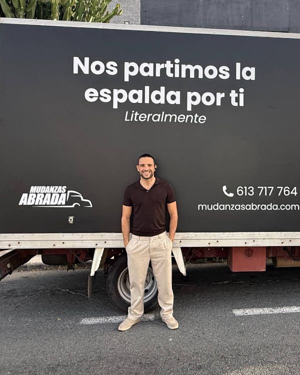 Marcos Dámaso junto a la furgoneta de su antigua empresa de mudanzas